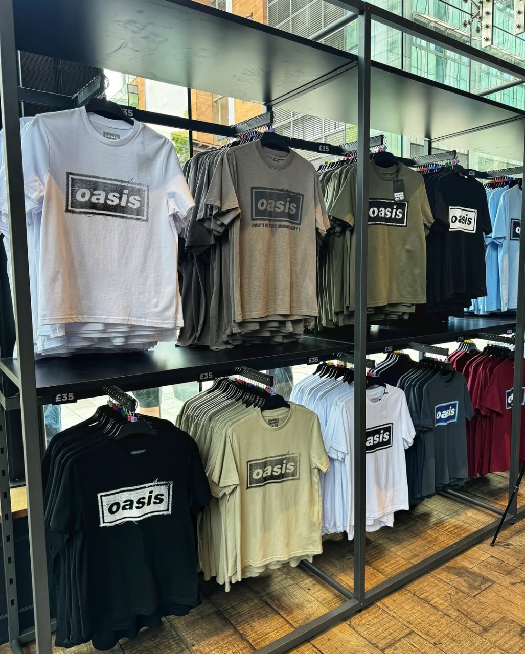 Tutti i prezzi del pop-up store Oasis di Manchester compresi Adidas