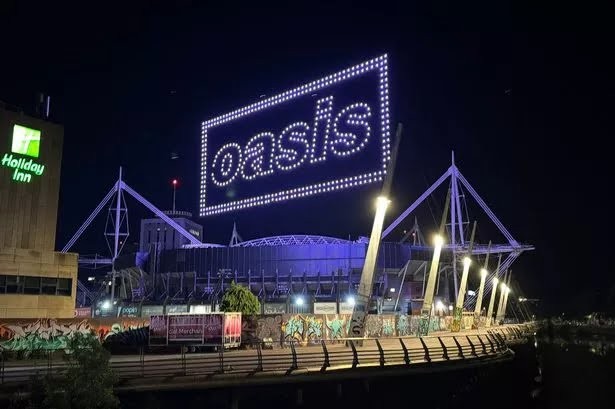 L'esibizione dei droni degli Oasis prima del concerto allo stadio