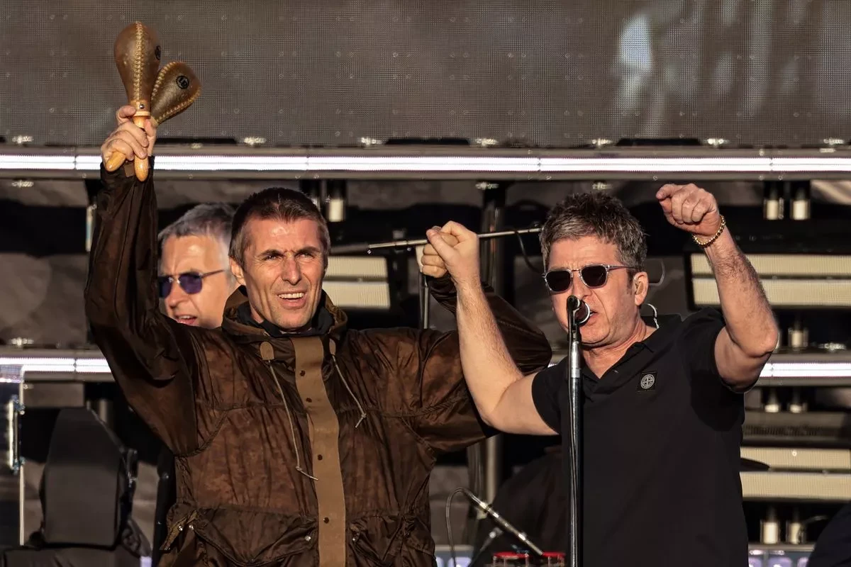 Video dal backstage al palco dei fratelli Gallagher che ridono e scherzano