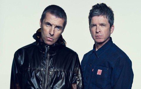 Noel e Liam Gallagher avviano un'azione legale contro l'ex tecnico del suono degli Oasis.