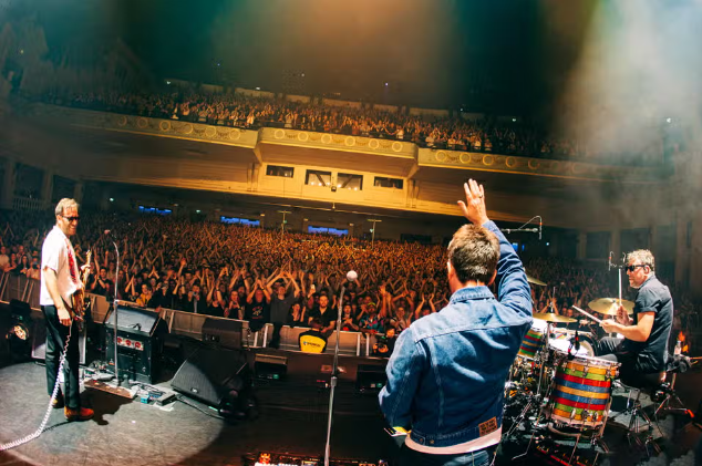 Noel Gallagher a sorpresa insieme ai Black Keys sul palco della Brixton Academy di Londra